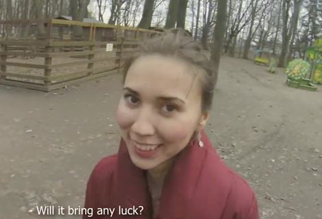 Пацан без особого труда соблазнил российскую красотку и всего за час несколько раз присунул бабе