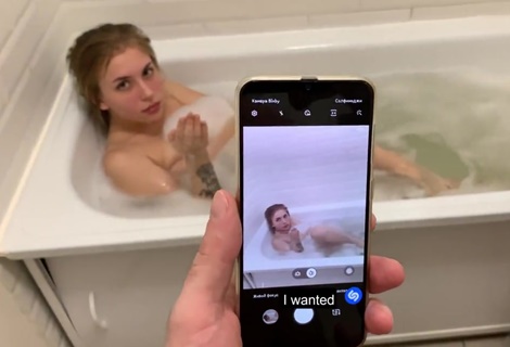 Чувак договорился с соседкой по комнате, что удалит её эротическое видео взамен на минет