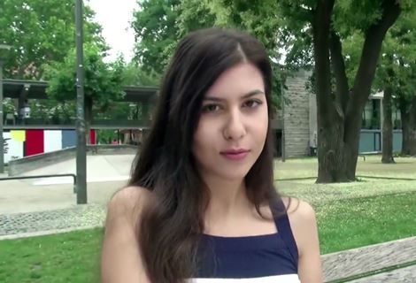 Пребывая в другой стране, красивая русская девушка попробовала себя в роли порно актрисы за приличное вознаграждение