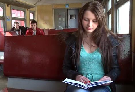 2 сельских парня подцепили городскую девушку в электричке по дороге к бабушке в село