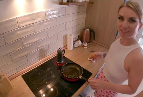 Обычный завтрак русской влюбленной пары перерос в жаркую еблю на кухне с оральными ласками и спермой на письке