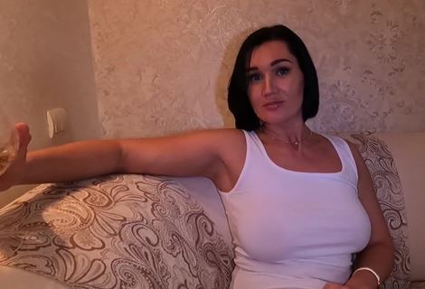 Как агент ЦРУ, мачеха тайком крадется в спальню пасынка за сексом