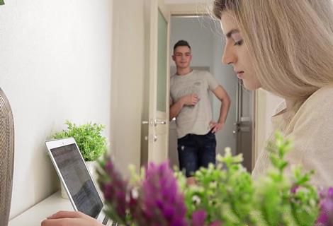 Оторвал любимую от ноутбука ради того, чтобы наполнить ее писечку спермой