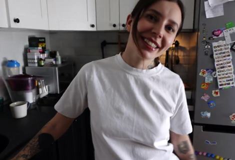 Зашел к симпотной соседке предложить измену на регулярной основе