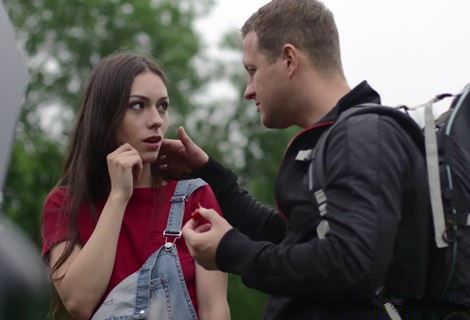 Симпатичная брюнетка отдалась незнакомцу, который согласился помочь барышне с ремонтом автомобиля